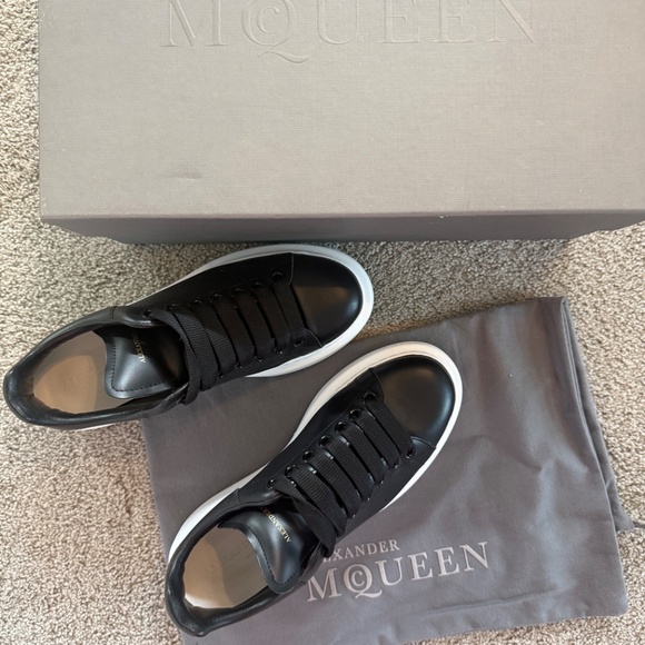 Alexander McQueen Women's Oversized Sneaker in Black 37 / 7 - Picture 12 of 12
